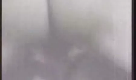 مردی فیلم سوپرخارجی دوبله فارسی که در گاراژ است با بلوند ماسک سرخ شده در مقعد