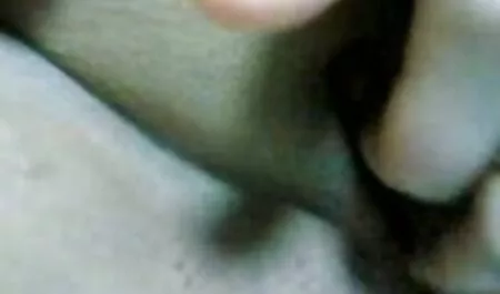 پیراهن برهنه در یک تی فیلم سینمایی سکسی زیرنویس شرت مرطوب خود را در یک عکسبرداری در آغوش گرفت