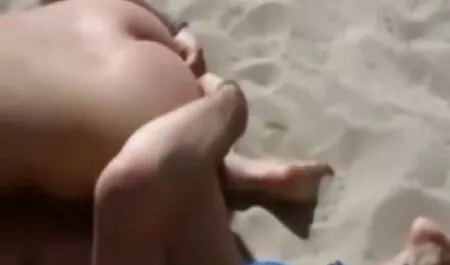 خانم در لباس زیر زنانه سکسی خودش را با فيلم سكسى فارسى یک ویبراتور صورتی مقدم می زند