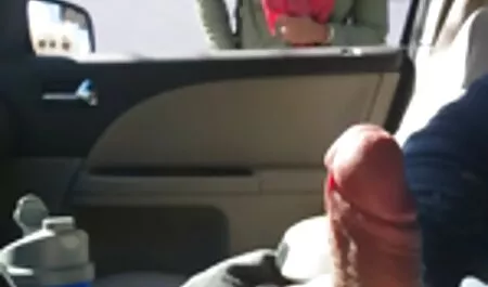 برای دختری با موهای بلند ، یک مرد بیدمشک می دهد ، او را به دهان می دهد و در یک بیدمشک فیلم پورن زیرنویس و الاغ جرات می کند