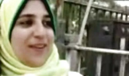یک توریست شلوغ کلاه خود فیلم سکسی خارجی بدون سانسور را انگشت می زند ، روی یک سنگ کنار رودخانه نشسته است