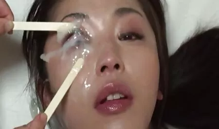 یک خانم سکس دوبله بالغ در جوراب ساق بلند با نشستن مردی بر روی مبل ، از blowjob استفاده می کند