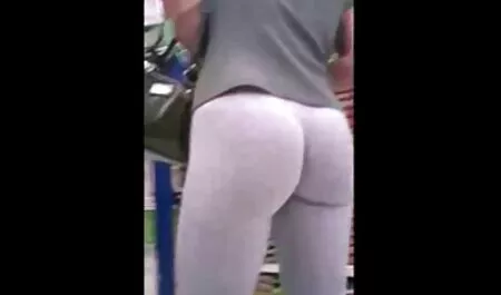 Keisha Grey با دانلود فیلم سکسی دزدان دریایی با لینک مستقیم سینه بزرگ و در لباس شنا که در برابر پشت استخر ایستاده است