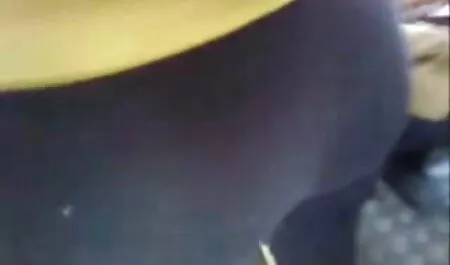 سبزه در دهه سی دانلود فیلم سوپر دوبله تی شرت خود را برداشته و سینه های خود را در اندازه ششم با دستانش خرد می کند