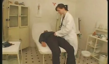 یک خانم انتخابی را در سایتهای سکسی فارسی الاغ درج می کند و او روی تخت می نشیند