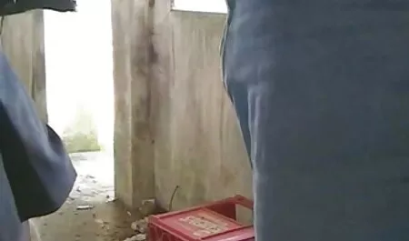 مرد جوان مادر همسایه زیرنویس فیلم پورن من را در سینه بند سیاه قرار داده است