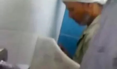 شیر در جوراب ساق بلند بعد از یک شام عاشقانه از داشتن رابطه جنسی در اتاق خواب روی تختخواب لذت می برد دانلود فیلم سینمایی سکسی زیرنویس فارسی
