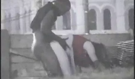 باج خواهان دو دانشجو آمریکایی را سکس دوبله شده در اتاق خواب لعنتی می کند