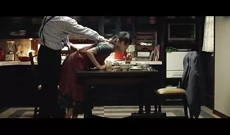 یک فیلم پورن دوبله سبزه بالغ روی صورت این مرد در اتاق نشیمن نشسته بود