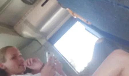 عروسک روسی توسط یک مرد فیلم سگسی فارسی جوان در آشپزخانه در بیدمشک در دهان و الاغ گرفتار شد