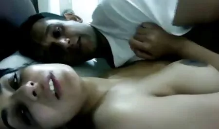 جوان 18 ساله ای که پیراهن بنفش پوشیده است ، یک بلوند بالغ را روی سایت فیلم سکسی فارسی زمین با یک مبل خاکستری لعنتی می کند
