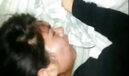 دانش فيلم سينمايي سكسي دزدان دريايي آموز در کنار هم به زیبایی یک مادر باتجربه را فریب می دهد.