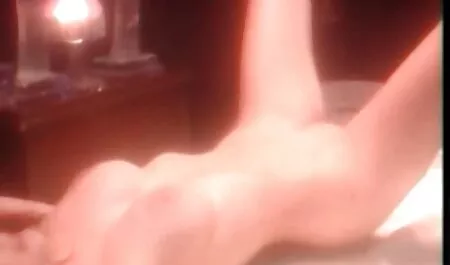 دو نفر از میهمانان مهمانی روی یک مادر روسی در یک لباس راحتی صورتی نشسته اند دانلود فیلم سوپر با زیرنویس