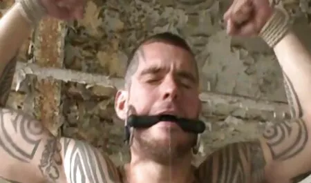زن خانه دار در کلیپ سکس فارسی حمام آسفول در dildo ضخیم