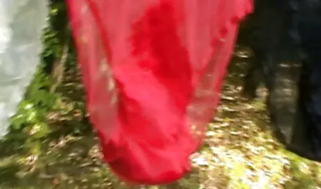 یکی فلم سکس فارسی از دوستان ، یک دوست دختر جوان را از بدن سفید جدا کرده و آلت تناسلی را در مهبل خود قرار می دهد