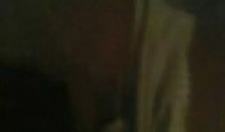 در اتاق نیمکت ، مردی بعد از زبان سکس دوبله شده فارسی لگد می زند ، دختری را با دستبند روی مچ دست خود لعنتی