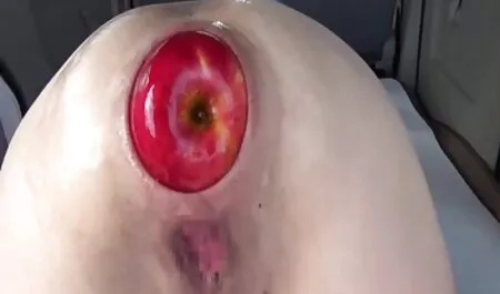 بابا در جوراب ساق بلند طراحی شده است در حالی که شخص ، ژاکت خود را برداشته و در حال آماده سازی برای لعنتی فیلم سکسی دوبله به فارسی الاغ خود بود