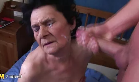 یک دختر جوان آسیایی با یک تلنگر تراشیده شده بر ویدیوسکس فارسی چهره معشوق خود نشسته بود