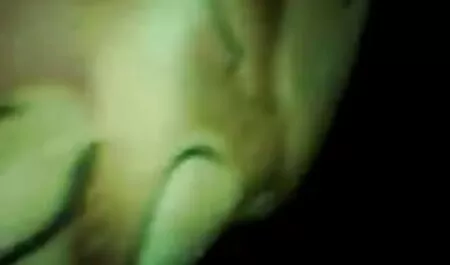 این عروسک برهنه است ، در حمام شسته می شود و آب را روی دانلود فیلم سکسی زیرنویس فارسی الاغ می ریزد