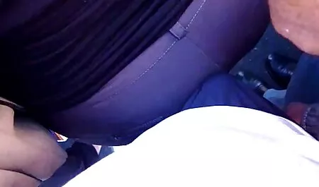 Cutie الاغ خود را با یک dildo بزرگ روی یک مبل سفید در مقابل یک وب کم سکس سوپر فارسی استمناء می کند