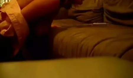 موی خاکستری فیلم سکسی دوبله به فارسی با موهای کوتاه انگشت کلاه خود را از طریق جوراب شلواری در مطب